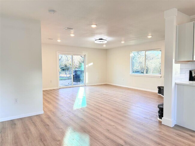 Building Photo - 203 Cool Water Dr