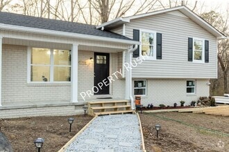 Building Photo - 2290 Malibu Dr SE