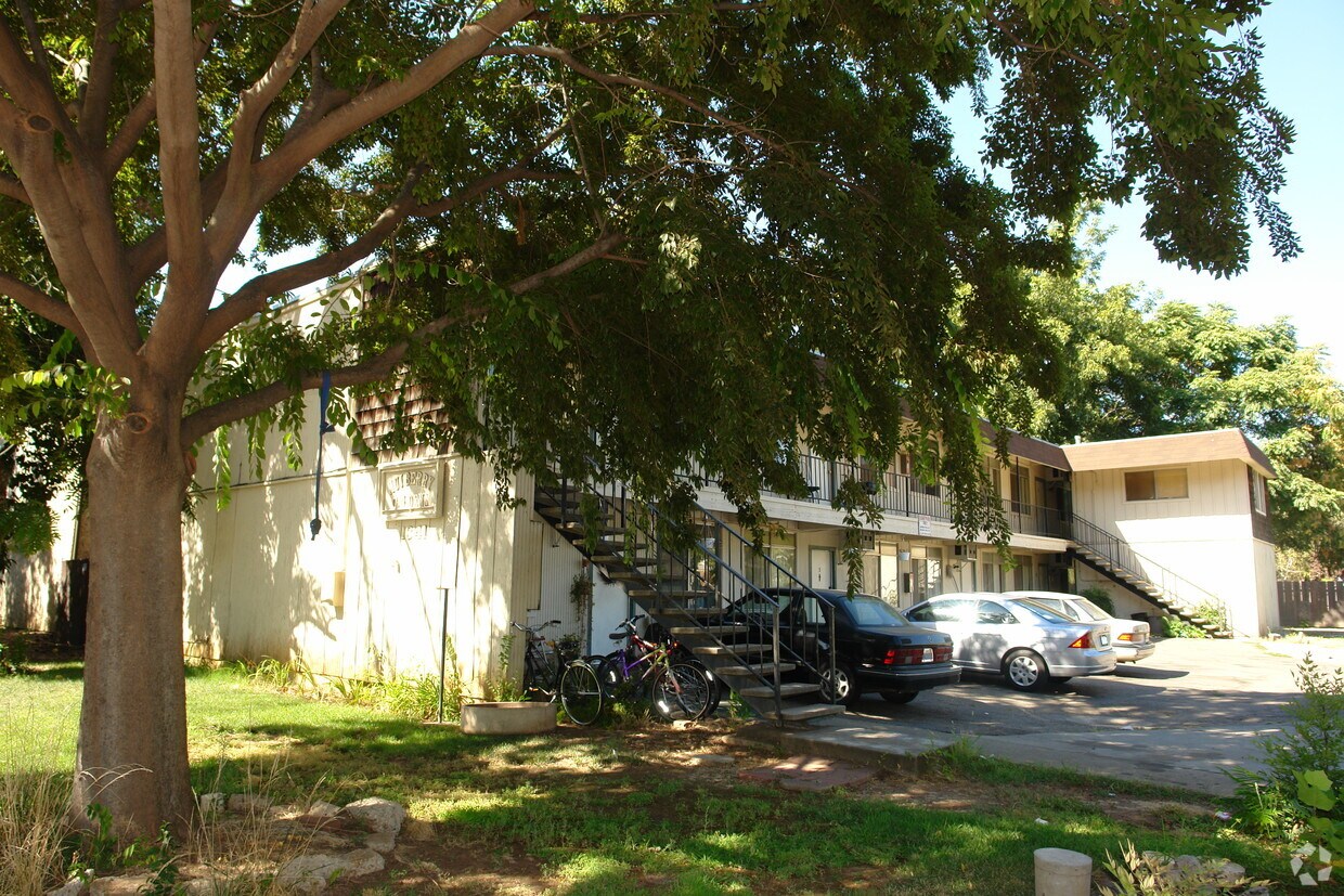 Primary Photo - 1341 Mulberry St