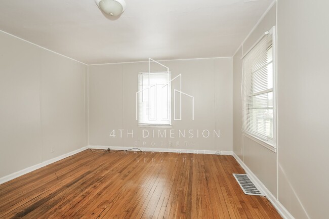 Building Photo - 3 Bedroom Home with large Deck and Backyar...