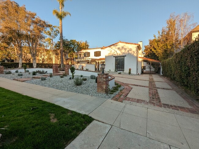 Building Photo - 620 N Palm Dr