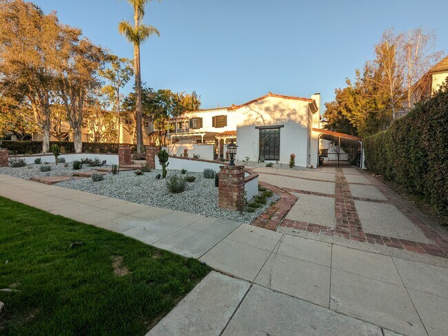 Foto del edificio - 620 N Palm Dr