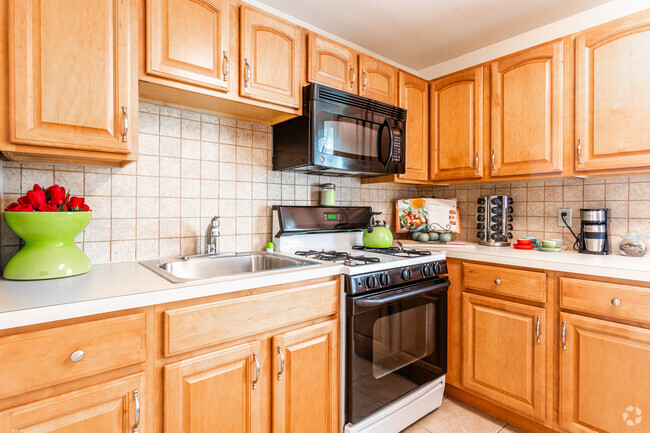 1HAB, 1BA - 700 ft² - Cocina - Lalor Gardens, LLC