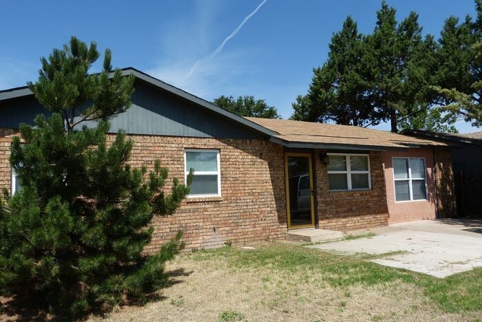 Foto principal - 3 bedroom 1 bath home.