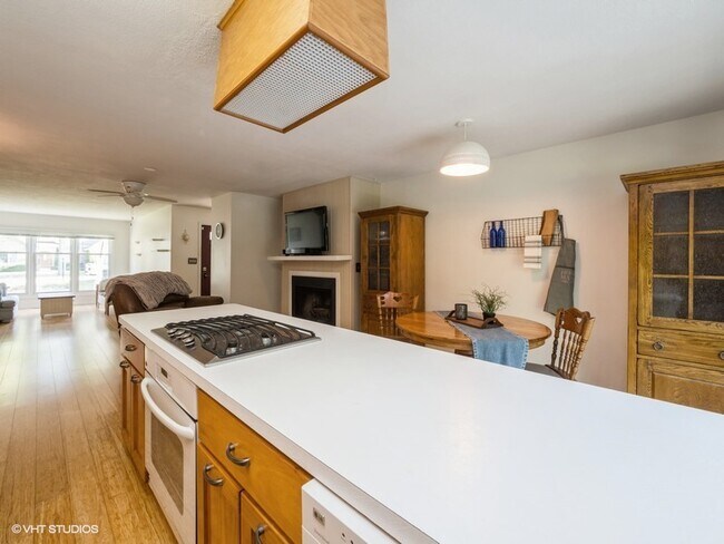 Building Photo - 8715 Oakwood Dr