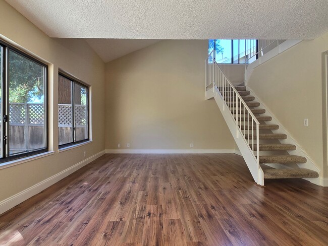Building Photo - Nice and Spacious 2 Story End-Unit Townhom...