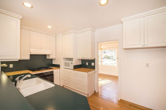 Building Photo - Charming 3 Bed, 2 Bath Home in Old Palo Alto