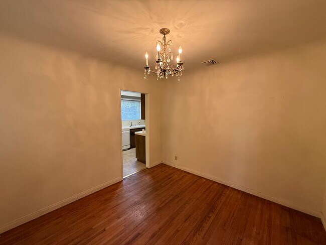 Foto del edificio - 3 Bedroom Burbank House in Magnolia Park