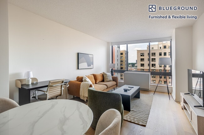 Building Photo - 255 W 94th St