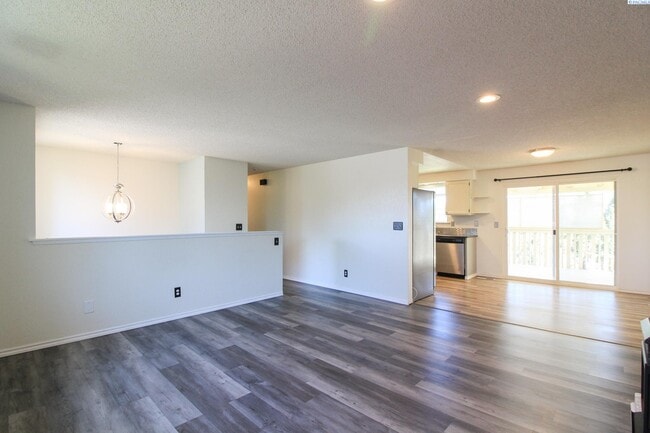 Foto del edificio - Rent Special! Large 4 Bed/2 Bath + Office ...