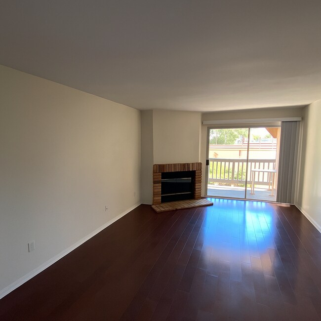 Foto del edificio - Awesome Condo - Complex W/ Pool, Gym & BBQ...