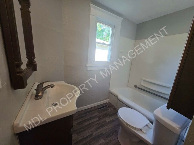 Building Photo - 3-Bedroom Home in Saginaw