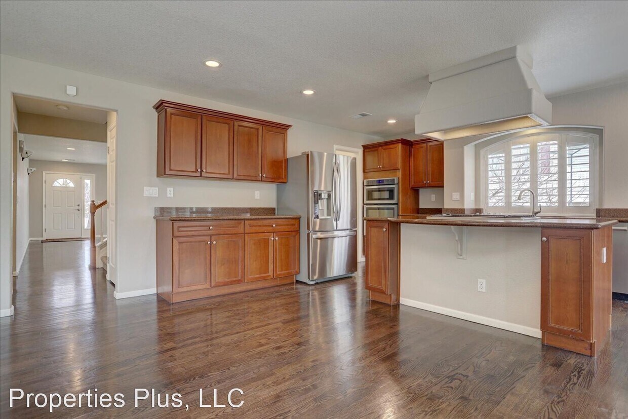 Foto principal - 4 br, 3.5 bath House - 6340 S Ouray St