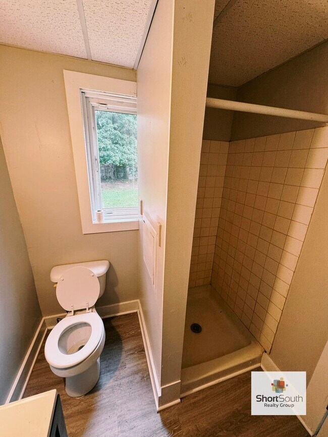 Building Photo - Unit 3 - Main Floor 1 Bedroom Apartment