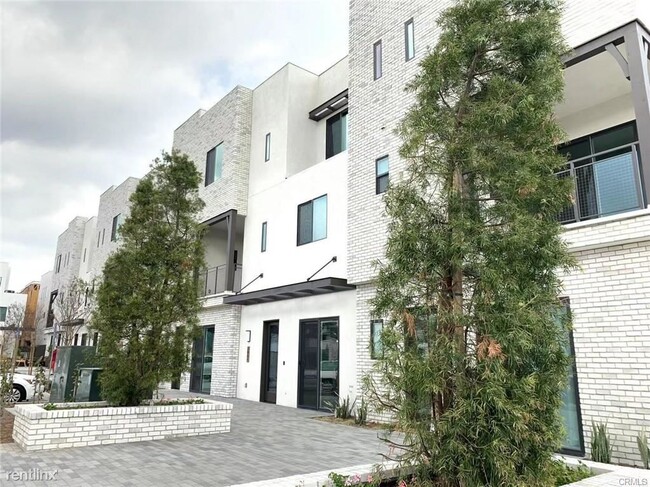 Foto del edificio - 3 br, 4 bath Townhome - 2057 Rosecrans Avenue