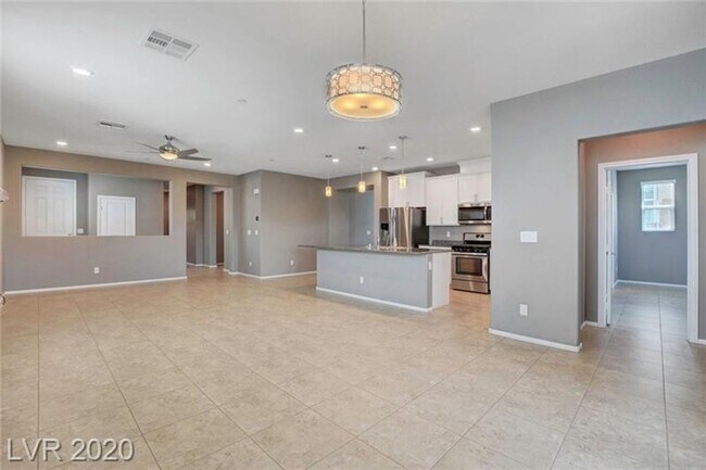 Building Photo - Beautiful home w/ 3 spacious bedrooms+den.