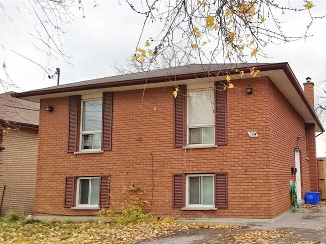 Building Photo - Spacious Main Floor Bungalow! (2+Den, 1 Bath)