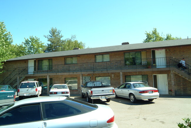 Building Photo - 15818-15906 Elm St E