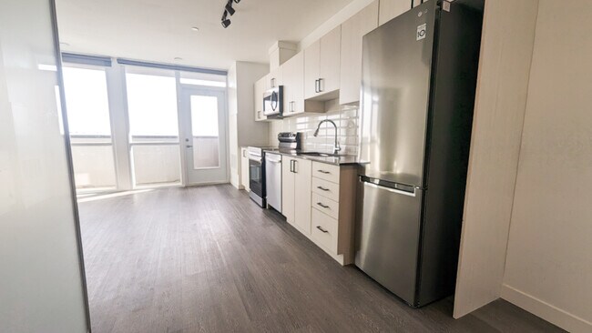Building Photo - One Bed, Two Baths, One Free Rent!