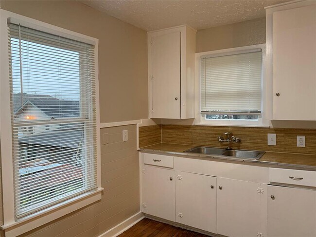 Building Photo - 221 Stiles St