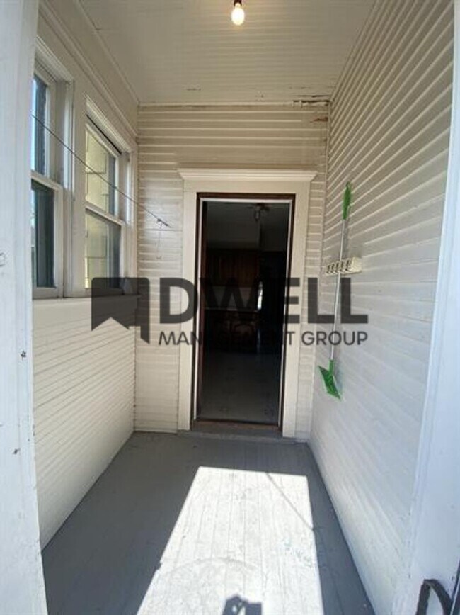 Building Photo - 808 6th Ave NE