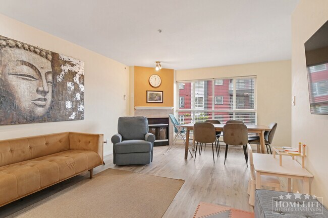 Building Photo - Spacious and well-maintained 2 bed, 2 bath condo available in the heart of East Newton!