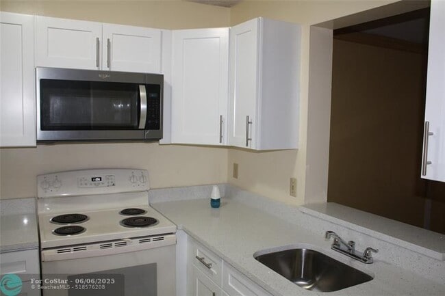 Foto del edificio - 8610 N Sherman Cir