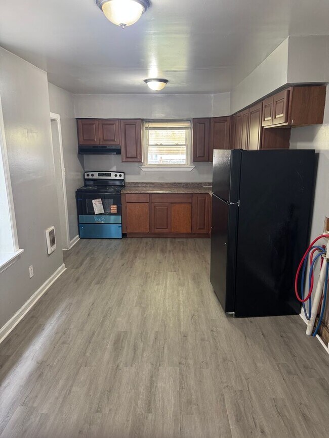 Foto del edificio - 2 bedroom 1 bath w/ an additional room