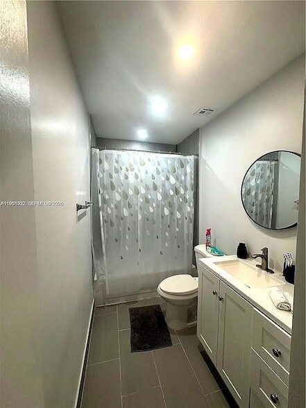 Foto del edificio - 5482 Lakewood Cir S