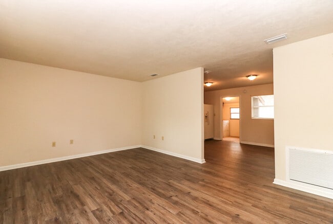 Building Photo - Beautiful 2/1 in Palmetto Creek #30
