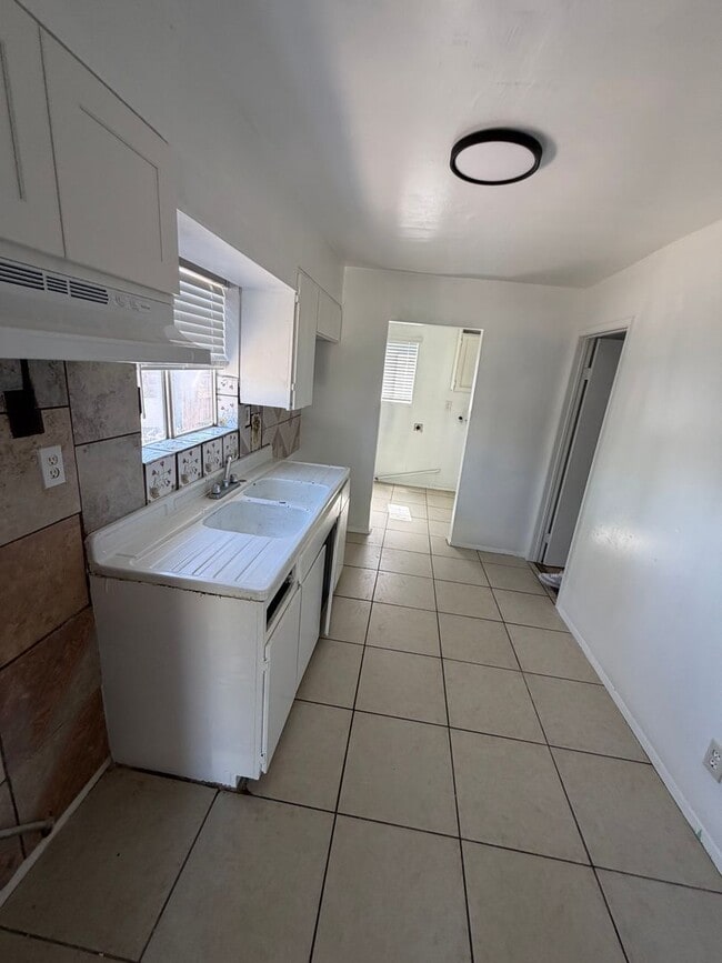 Building Photo - one-bedroom house in Delano - Schedule your tour now!