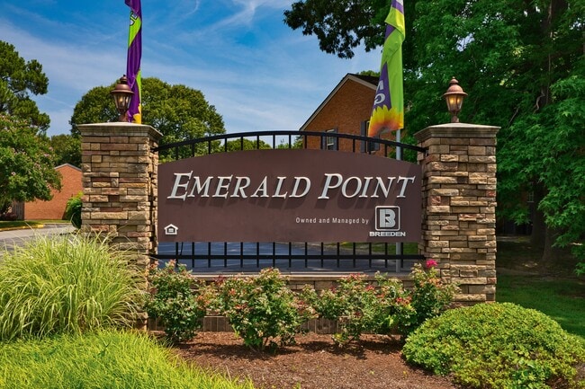 Foto del edificio - Emerald Point Apartments & Townhomes
