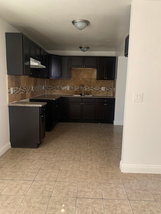 Foto del edificio - 599-601 W 62nd St