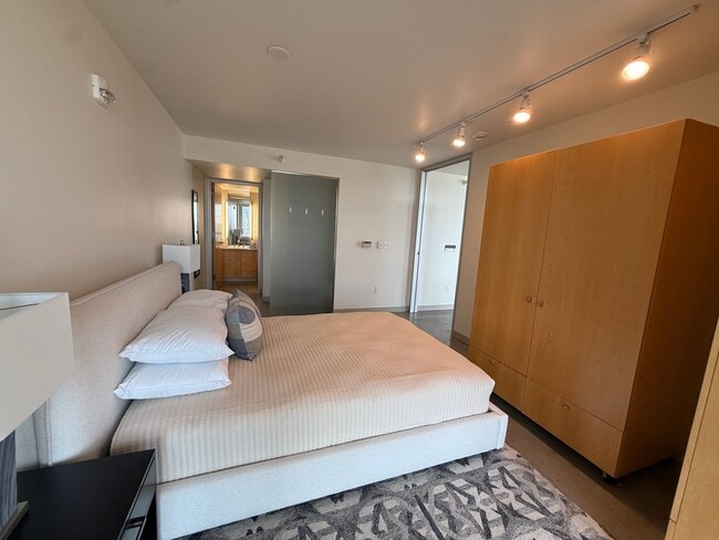 Building Photo - $2,800 | 1 Bedroom, 2 Bathroom Luxury Cond...