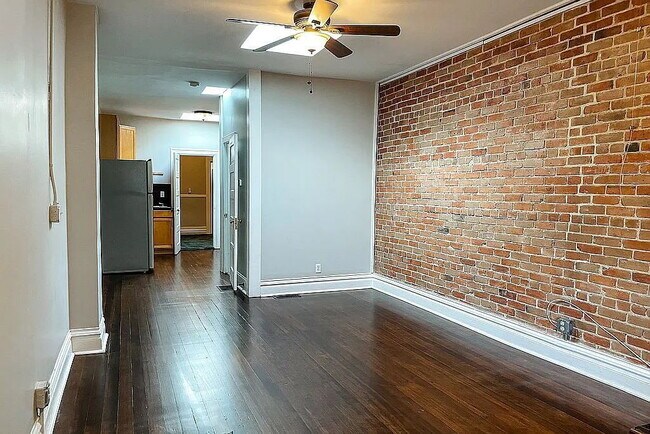 Foto del edificio - Cozy 1-Bedroom Townhouse Retreat with Granite Touches & Hardwood Elegance in Denver!
