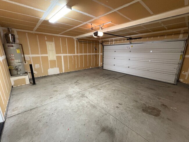 Foto del edificio - Spacious Two Story Home in SW Visalia Avai...