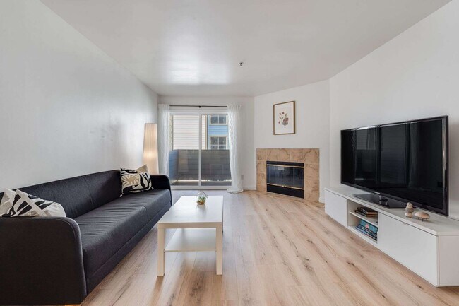 Foto del edificio - 6400 Christie Ave