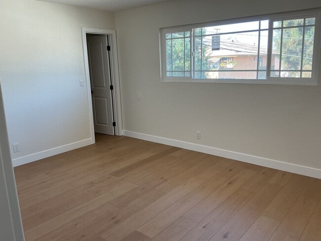 Building Photo - 3BD/2BA APARTMENT - UPSTAIRS UNIT