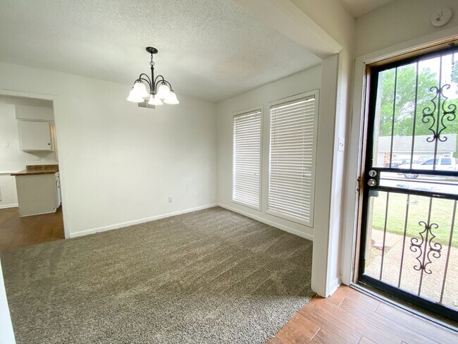 Building Photo - 5 Bedroom, 2 Bathroom Near Riverdale Rd an...