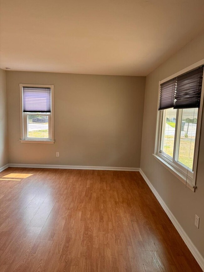 Building Photo - 4 bedroom 1 bathroom