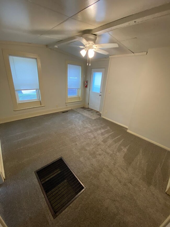 Building Photo - Main Level 2 Bedroom 1 Bath