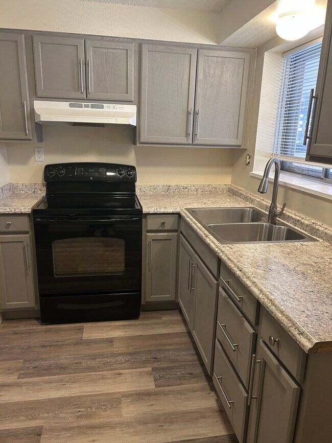 Building Photo - 4710 Scenic Cir