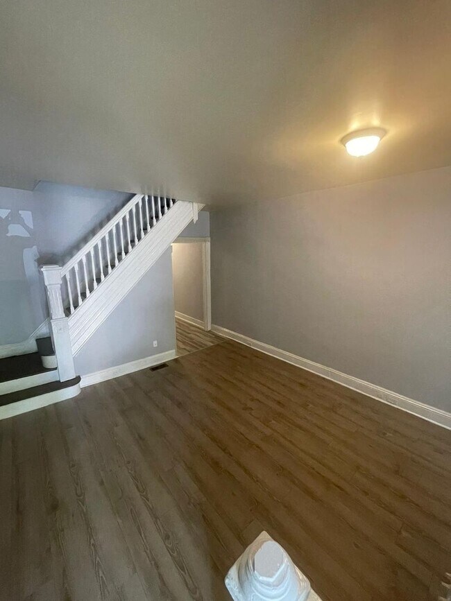Foto del edificio - Four Bedroom One Bathroom Unit Recently Re...