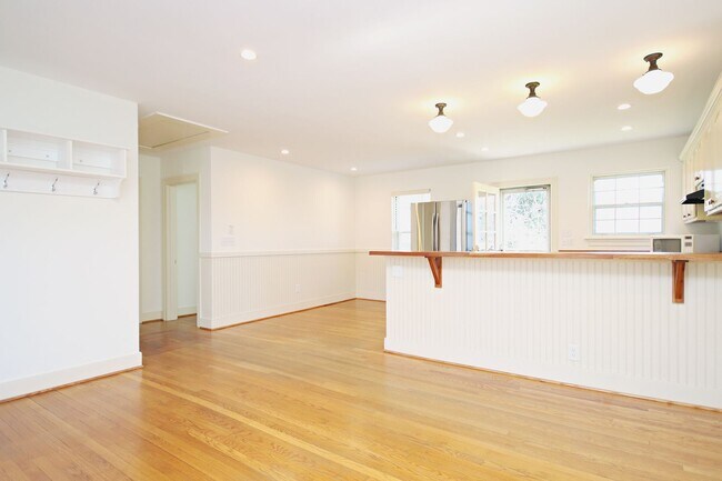 Foto del edificio - Charming Home With Fenced Yard