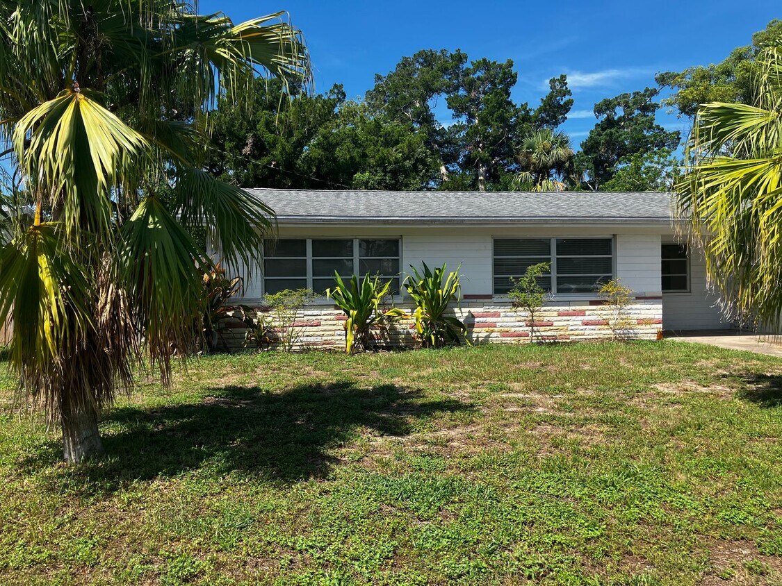 Foto principal - 2 Bedroom with fenced in backyard