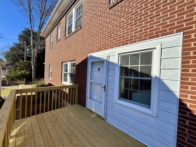 Building Photo - 706 6th St