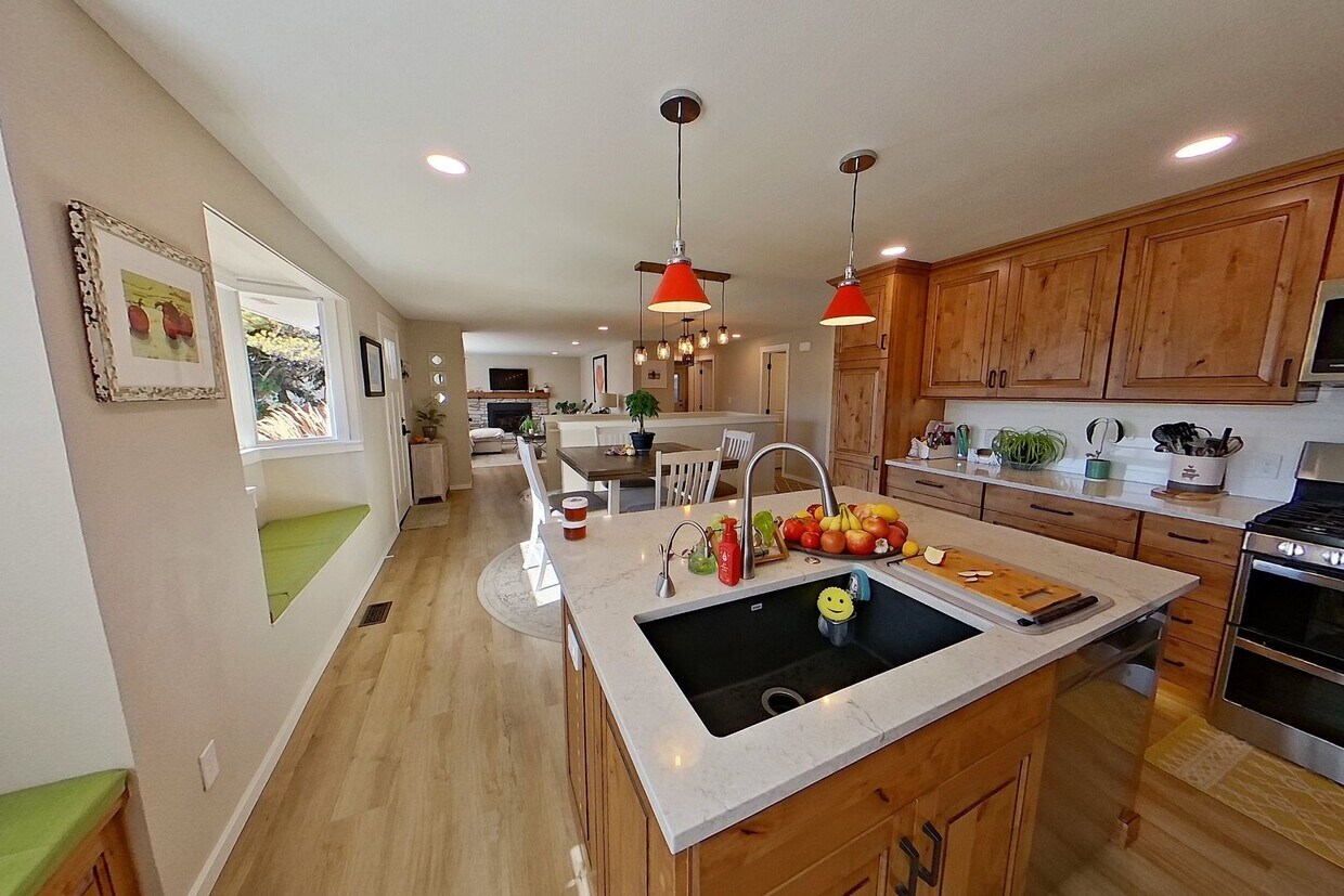 Building Photo - Fully remodeled, Ranch Style home