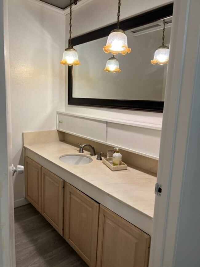Building Photo - 2 br, 1.5 bath House - 451 Dela Vina #411