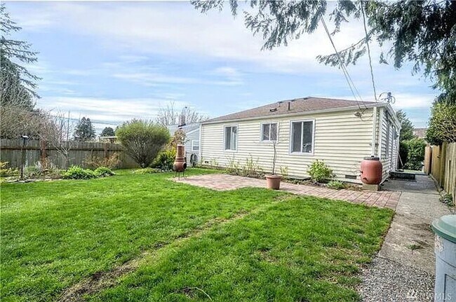 Foto del edificio - Charming Home with Large Yard Near EC Hugh...