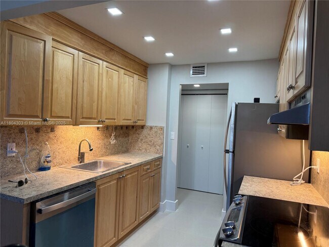 Building Photo - 16450 Miami Dr